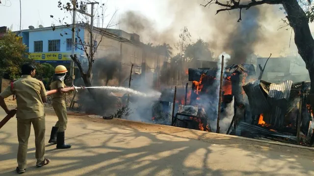 ୩ ଦୋକାନ ଜଳିଗଲା