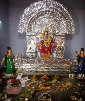ସହିଦ୍‌ନଗର ଦୁର୍ଗାପୂଜା ମଣ୍ଡପରେ ପୂଜା ପାଉଥିବା ମା’ ଗଜଲକ୍ଷ୍ମୀ ।