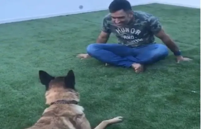 ଧୋନିଙ୍କ ନକଲ କରୁଛି ତାଙ୍କ ପୋଷା କୁକୁର, ପତ୍ନୀ ସାକ୍ଷୀ କଲେ ଭିଡିଓ ପୋଷ୍ଟ