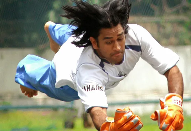 ଅଭିନେତ୍ରୀଙ୍କ ପ୍ରେମରେ ପଡ଼ି ଲମ୍ବା କେଶ କାଟିଲେ ଏମ୍‌ଏସ୍‌ ଧୋନି!