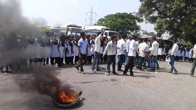 କଲେଜ ଛାତ୍ରୀଙ୍କୁ ଦୁଷ୍କର୍ମ ଉଦ୍ୟମ ଘଟଣା : ଜାତୀୟ ରାଜପଥ ଅବରୋଧ କଲେ ଛାତ୍ରଛାତ୍ରୀ