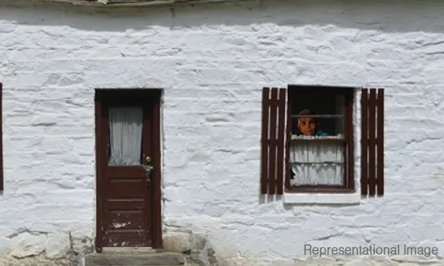 ୯୬ ବର୍ଷୀୟା ମାଆଙ୍କୁ ଘରେ ତାଲା ପକାଇ ବୁଲିବାକୁ ପଳାଇଲେ ପୁଅବୋହୂ