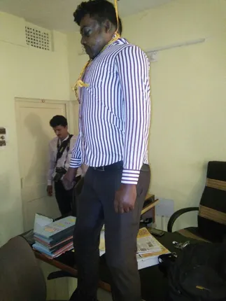 ବନ୍ଦ କାର୍ଯ୍ୟାଳୟରୁ ଯୁବକଙ୍କ ଗଳିତ ଶବ ଉଦ୍ଧାର