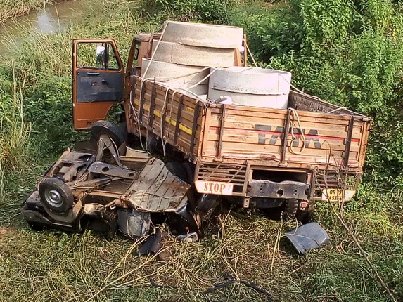 ମିନିଟ୍ରକ-ଅଟୋରିକ୍ସା ମୁହାଁମୁହିଁ ଧକ୍କା, ପୋଲ ତଳକୁ ଖସି ୨ ମୃତ, ୩ ଆହତ