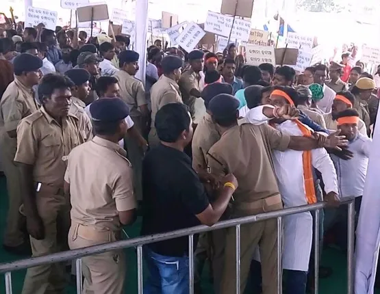 ଆଠଗଡ଼: ସିମେଣ୍ଟ କାରଖାନା ଜନଶୁଣାଣୀ ବେଳେ ଦୁଇ ଗୋଷ୍ଠୀ ମୁହାଁମୁହିଁ, ପୁଲିସର ଲାଠି ଚାଳନା