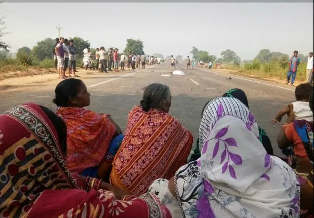 ବେଲପାହାଡ଼: ମର୍ଣ୍ଣିଂ ଓ୍ଵାକ୍‌ ବେଳେ ଅଜଣା ଟ୍ରକ୍‌ ଧକ୍କାରେ ୨ ଯୁବକ ମୃତ, ରାସ୍ତା ଅବରୋଧ