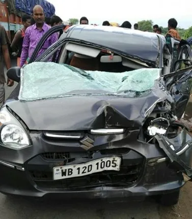 ଟ୍ୟାଙ୍କରକୁ ଧକ୍କା ଦେଲା କାର୍‌ : ଜଣେ ମୃତ, ୪ଆହତ