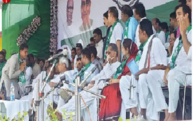 ମଞ୍ଚରେ ଗେହ୍ଲା ପୁଅ ଅର୍କେଶ, ନିହାରଙ୍କୁ ଚିହ୍ନା କରାଇଲେ ଯୋଗେନ୍ଦ୍ର