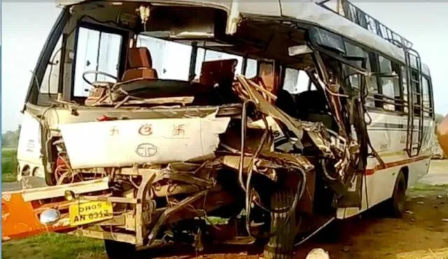 ବଲାଙ୍ଗୀର: ବସକୁ ପଛରୁ ପିଟିଲା ଟ୍ରକ, ୧୨ ଆହତ