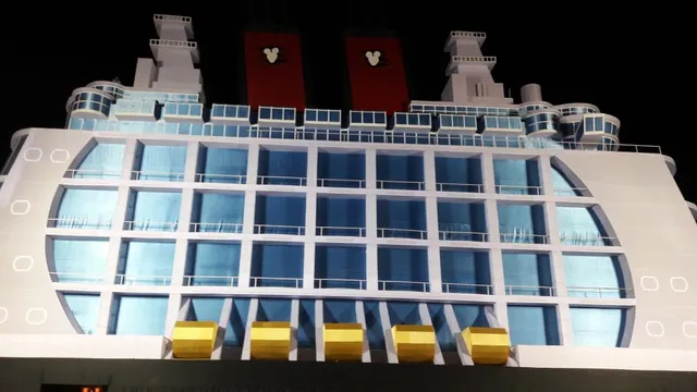 ବାରିପଦା: ଜଗଦ୍ଧାତ୍ରୀ ମେଳାରେ ‘ଦିଜନି କ୍ରୁଜ’ ତୋରଣ। (ଫୋଟୋ: ରଞ୍ଜନ)