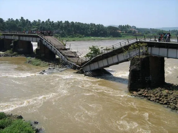 କେରଳରେ ପୋଲ ଭୁଶୁଡ଼ି ୩ ମୃତ, ୪୦ ଆହତ