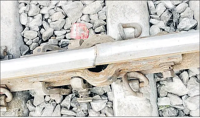 ରେଳ ଧାରଣାରେ ଫାଟ: ଦୁର୍ଘଟଣାରୁ ବର୍ତ୍ତିଲା ବିଶାଖାପାଟଣା-କୋର୍ବା ଏକ୍ସପ୍ରେସ