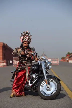 ହେଲମେଟ ନଥିବାରୁ ପୁଲିସ ହାତରେ ଧରାପଡ଼ିଲେ ‘ରାବଣ’