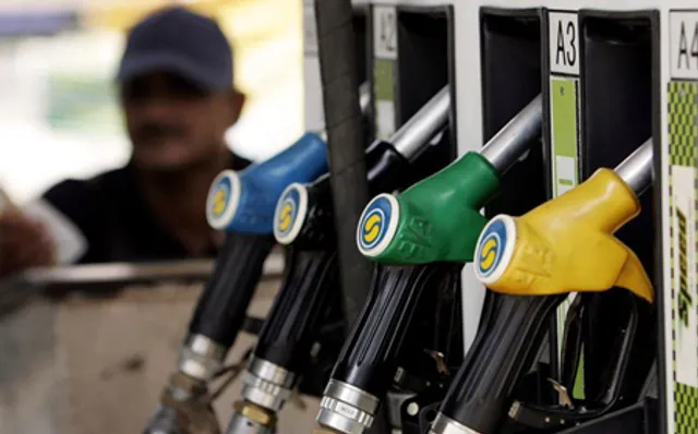 କ୍ରମାଗତ ୧୧ଦିନ ପାଇଁ କମିଲା ତେଲଦର, ପେଟ୍ରୋଲ ୪୧ ପଇସା ଓ ଡିଜେଲ ୩୦ ପଇସା କମିଲା