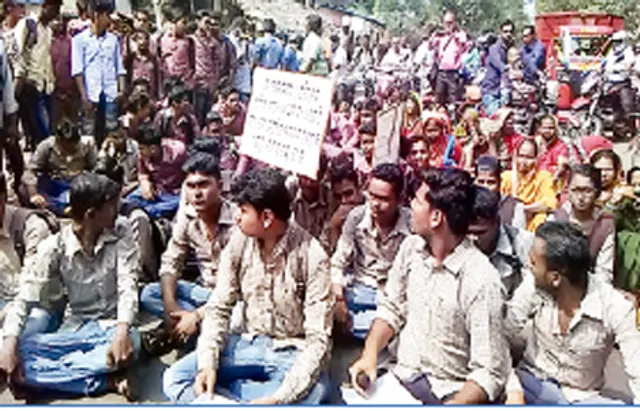 କଲେଜ ଛାତ୍ରଙ୍କ ୪ଘଣ୍ଟା ରାସ୍ତାରୋକ