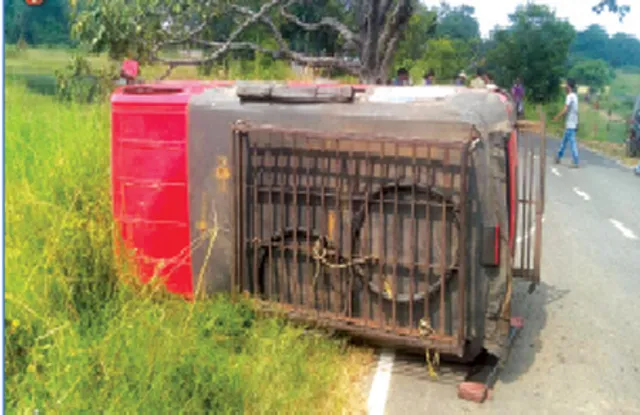 ଟାଟା ମ୍ୟାଜିକ୍‌ ଓଲଟି ୬ ଆହତ, ଚାଳକ ଗିରଫ