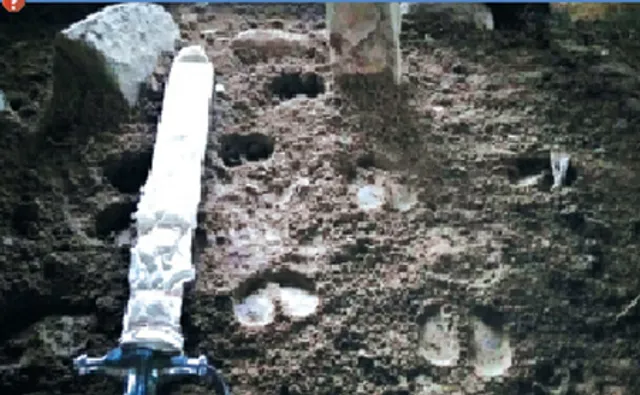 ରାଜପୁର ସମଲେଇ ଗୁଡ଼ିରେ ଘୋଡ଼ାର ଖୁରା ଚିହ୍ନ