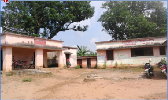 ଲିମପଡ଼ା ସ୍କୁଲ କୋଠା ବିପଦସଙ୍କୁଳ:ବାରଣ୍ଡାରେ ପାଠପଢ଼ା