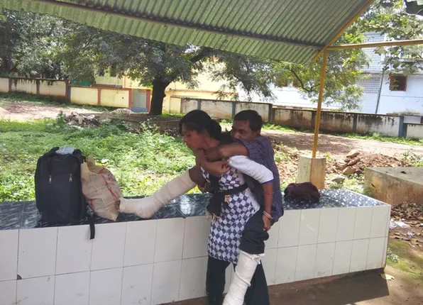 ଶ୍ୟାମସୁନ୍ଦରଙ୍କୁ କାନ୍ଧେଇ ବୁଲୁଛନ୍ତି ପତ୍ନୀ