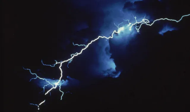 ବଜ୍ରପାତ ଆଶଙ୍କା: ସନ୍ଧ୍ୟା ୬ଟା ଯାଏଁ ୧୫ଟି ଜିଲ୍ଲାରେ ସତର୍କ ପାଇଁ ପାଣିପାଗ ବିଭାଗର ସୂଚନା