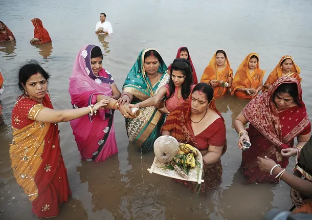 ସୂର୍ଯ୍ୟଙ୍କୁ ଅର୍ଘ୍ୟ ଟେକିଲେ ବିହାରୀ ମହିଳା