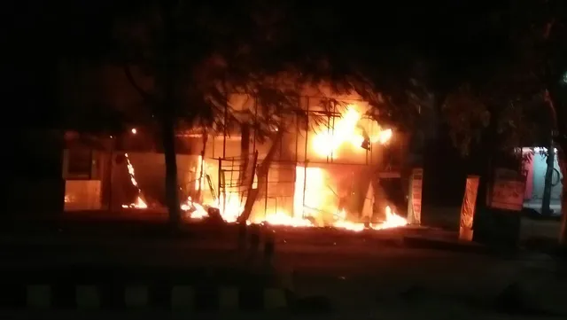 ଜଳିଗଲା ତିନି ଦୋକାନ:ବିଳମ୍ବରେ ଦମକଳ ଆସିବାରୁ ଉତ୍ତେଜନା