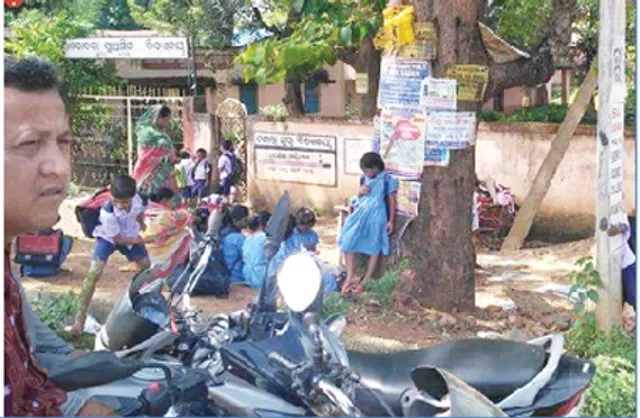 ସ୍କୁଲରେ ତାଲା ପକାଇଲେ ମହିଳା