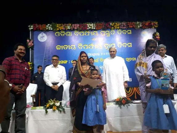 ବଡ଼ଭଉଣୀକୁ କୁମ୍ଭୀର ମୁହଁରୁ ବଞ୍ଚାଇବା ଘଟଣା : ମମତାକୁ ମିଳିଲା ସାହସିକତା ପୁରସ୍କାର