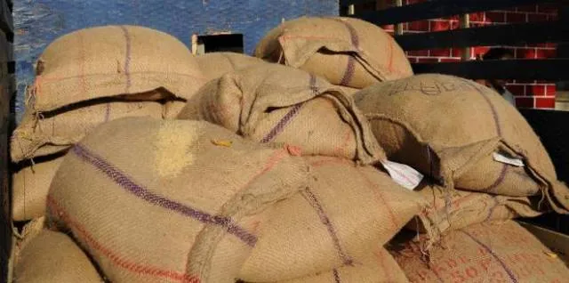 ଯୋଗାଣ ବିଭାଗରେ କେଳେଙ୍କାରୀ : ‘ଛାୟା ଡିଲର’ ଉଠାଉଛନ୍ତି ପିଡିଏସ୍‌ ସାମଗ୍ରୀ