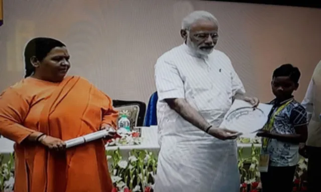 କଳାହାଣ୍ଡିର ଶିଶୁ ଶିଳ୍ପୀ ରୋଶନ କୁମାର ପ୍ରଧାନମନ୍ତ୍ରୀଙ୍କ ଦ୍ୱାରା ପୁରସ୍କୃତ