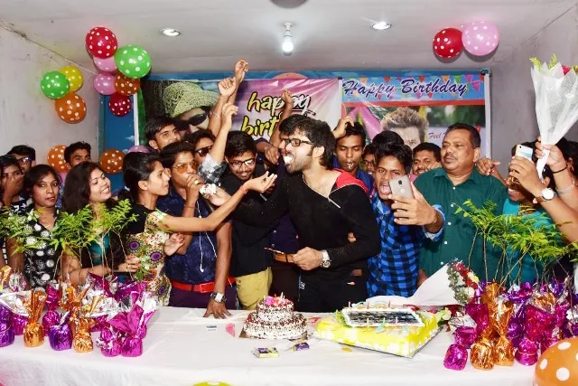 ପ୍ରଶଂସକଙ୍କ ଗହଣରେ ଜନ୍ମଦିନ ପାଳିଲେ ସବ୍ୟସାଚୀ : ମିଠା ବଦଳରେ ଗଛଟିଏ