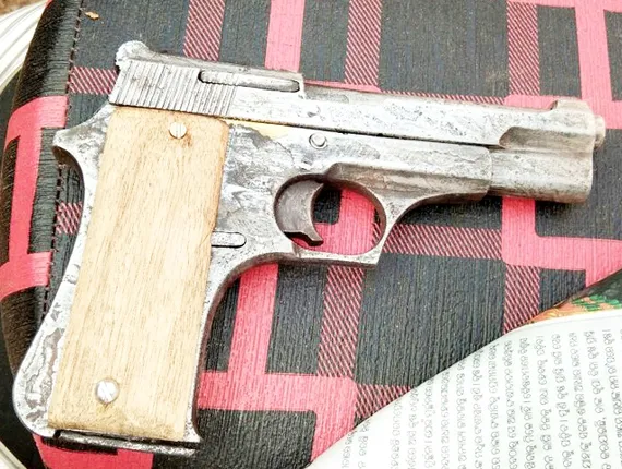 ବାଇକ୍‌ ଆରୋହୀଙ୍କ ପାଖରୁ ରିଭଲ୍‌ଭର ଜବତ