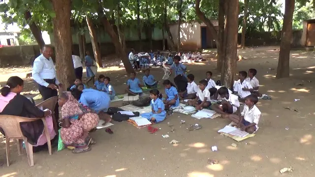 ଗଣଶିକ୍ଷା ମନ୍ତ୍ରୀଙ୍କ ଜିଲ୍ଲାରେ ଗଛମୂଳେ ପାଠପଢ଼ା