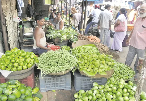 ପରିବା ଦର ଆକାଶ ଛୁଆଁ, ଆଳୁ ପିଆଜ ମହଙ୍ଗା, ସହରରେ ନାହାନ୍ତି ସ୍ଥାୟୀ ଯୋଗାଣ ଅଧିକାରୀ