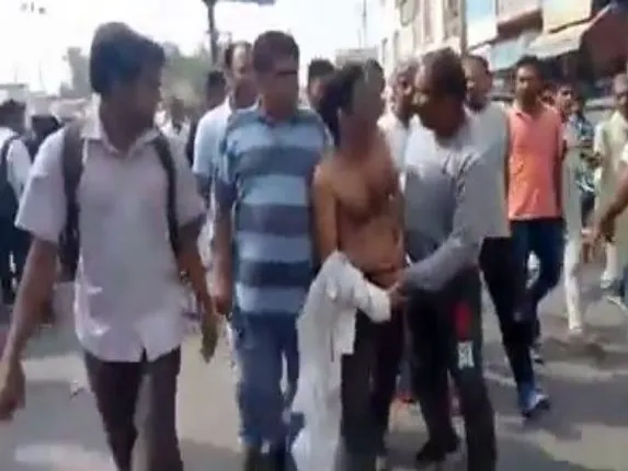 ଚିକିତ୍ସା ପାଇଁ ଯାଇଥିବା ମହିଳାଙ୍କୁ ଅସଦାଚରଣ, ଉତ୍ତ୍ୟକ୍ତ ଲୋକ ଡାକ୍ତରଙ୍କୁ ରାସ୍ତାରେ ବିବସ୍ତ୍ର କରି ବୁଲାଇଲେ