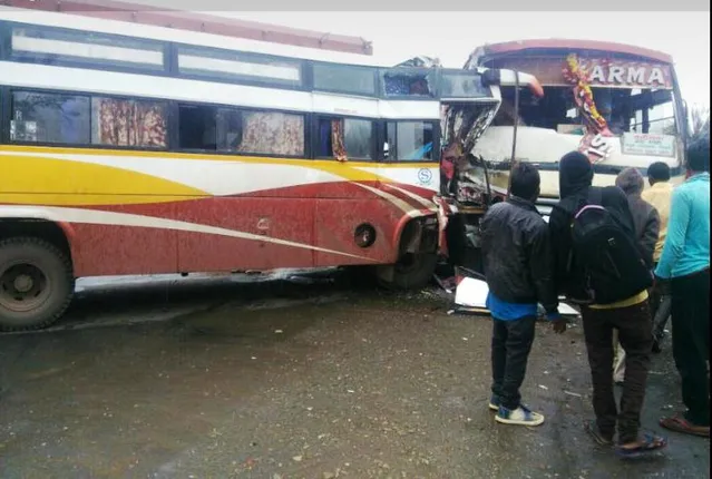 ଦୁଇ ଯାତ୍ରୀବାହୀ ବସ୍‌ ଦୁର୍ଘଟଣାଗ୍ରସ୍ତ, ୪୦ ଯାତ୍ରୀ ଆହତ ଓ ୭ଗୁରୁତର