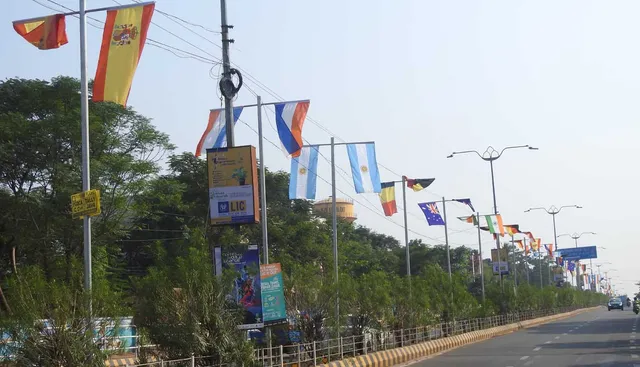 କଳିଙ୍ଗ ଷ୍ଟାଡିୟମ୍‌ରେ ‘ବିଶ୍ୱ କପ୍‌ ହକି’ ପାଇଁ ରାସ୍ତାରେ ଲାଗିଲା ବିଭିନ୍ନ ଦେଶର ଜାତୀୟ ପତାକା(ବିଭୂତି)