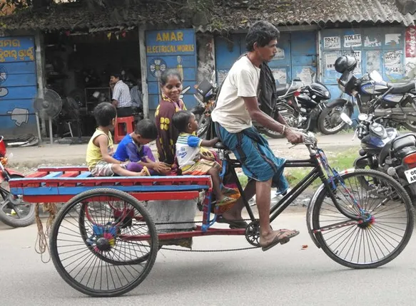 ରାଜଧାନୀ ରାସ୍ତାରେ, ଏଇ ଆମ ସଂସାର (ବିଭୂତି)