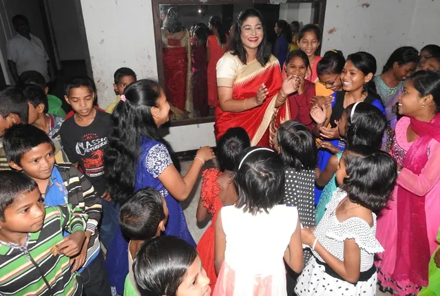 କଏଦୀ ପିଲାଙ୍କ ସହ ଶିଶୁ ଦିବସ ପାଳିଲେ ଅଭିନେତ୍ରୀ ଏଲିନା