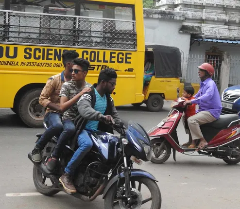 ଟ୍ରାଫିକ୍‌ ପୁଲିସ୍‌କୁ ଚଖ୍‌ମା ଦେଇ ଖସି ଯାଉଛନ୍ତି ତିନି ଯୁବକ(ବିଭୂତି)