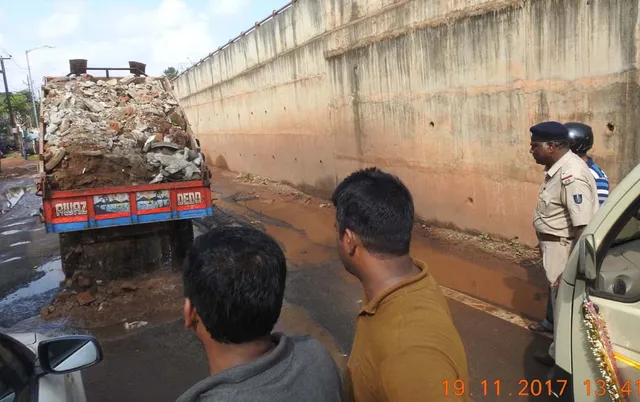 ବମିଖାଲର ରାସ୍ତା ସମତୁଲ କଲା ପୁଲିସ୍‌ (ଫଟୋ:ବିଭୂତି)