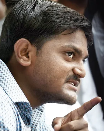 ହାର୍ଦ୍ଦିକଙ୍କୁ ଝଟ୍‌କା: ଦୁଇ ସହଯୋଗୀ ବିଜେପିରେ ସାମିଲ