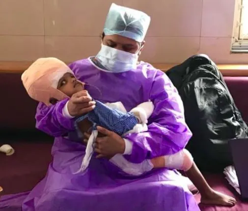 ମା’ କୋଳରେ ବସିଲା ଜଗା, ଗୀତ ଶୁଣିଲା