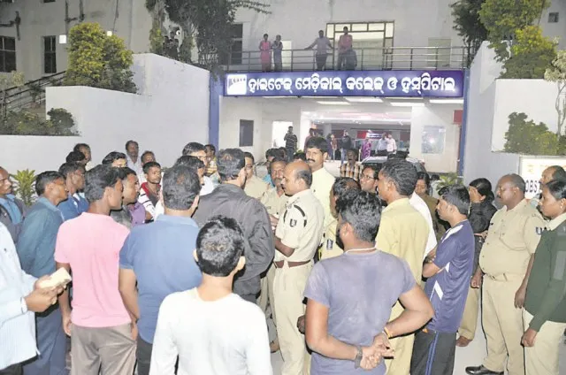 ଚିକିତ୍ସା ଅବହେଳାରୁ ରୋଗୀ ମୃତ୍ୟୁ ଅଭିଯୋଗ : ହାଇଟେକ୍‌ ମେଡିକାଲ୍‌ରେ ଉତ୍ତେଜନା