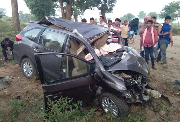 ଗଛରେ ପିଟି ହେଲା କାର୍‌,୪ ମୃତ