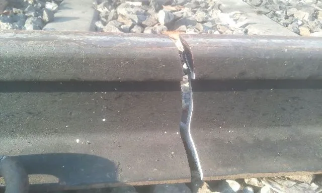 ରେଳ ଧାରଣାରେ ଫାଟ, ଅଳ୍ପକେ ବର୍ତ୍ତିଲା ହୀରାଖଣ୍ଡ ଲିଙ୍କ୍‌