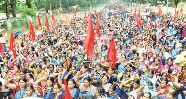 ବର୍ଷାରେ ଭିଜି ଗର୍ଜିଲେ ଆଶା କର୍ମୀ