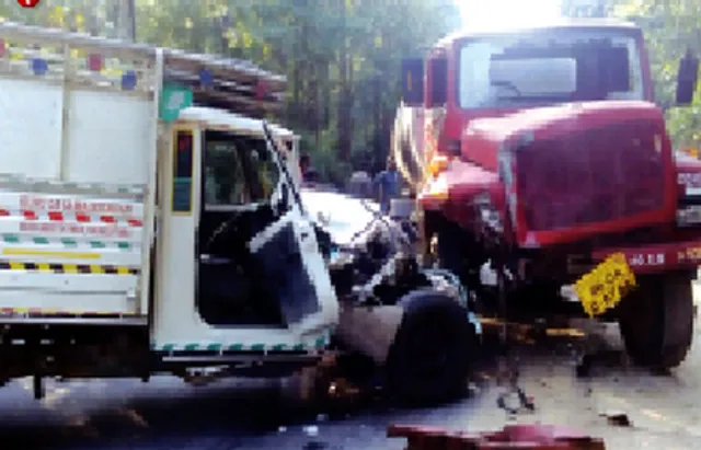 ଡମ୍ପରକୁ ପିଟିଲା ଭ୍ୟାନ :ଚାଳକ ଓ ଦୁଇ ଶ୍ରମିକ ଗୁରୁତର