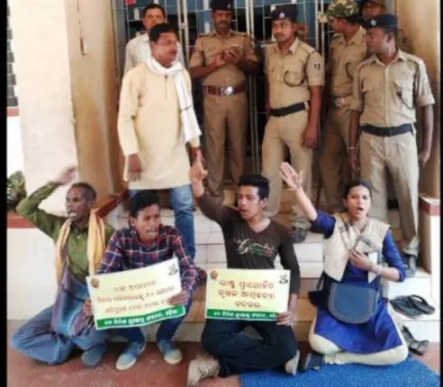 ଚାଷୀ ମୃତ୍ୟୁ ଉପରେ କାର୍ଯ୍ୟାନୁଷ୍ଠାନ ଦାବି କରି କୃଷିମନ୍ତ୍ରୀଙ୍କ ଘରେ ଧସେଇ ପଶିଲେ ବିକ୍ଷୋଭକାରୀ