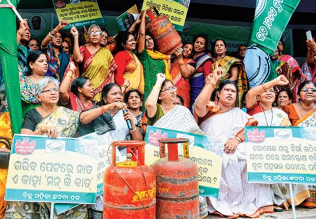 ଇନ୍ଧନ ଗ୍ୟାସ ବୃଦ୍ଧିି ପ୍ରତିବାଦରେ ବିଜେଡି ମହିଳା ମୋର୍ଚ୍ଚାର ରାଜଭବନ ଆଗରେ ବିକ୍ଷୋଭ